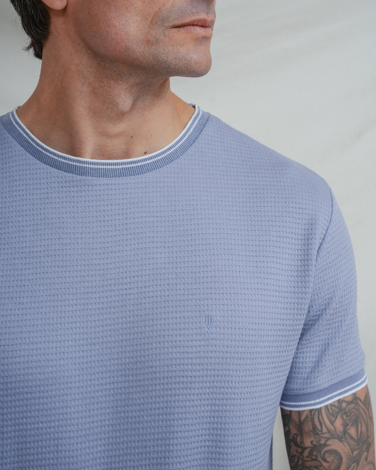 T-SHIRT ESTRUTURA LINHA CONTRASTE