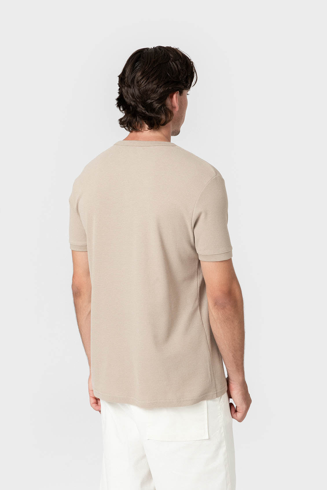 CAMISETA CUADRILLÉ CUELLO PANADERO BEIGE