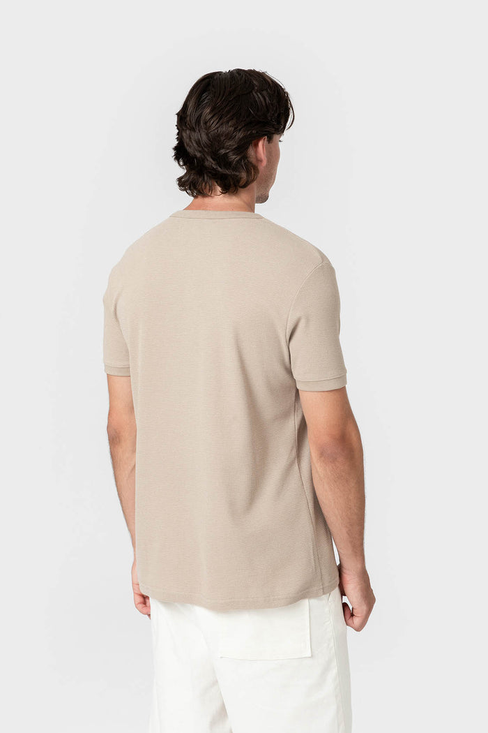 CAMISETA CUADRILLÉ CUELLO PANADERO BEIGE