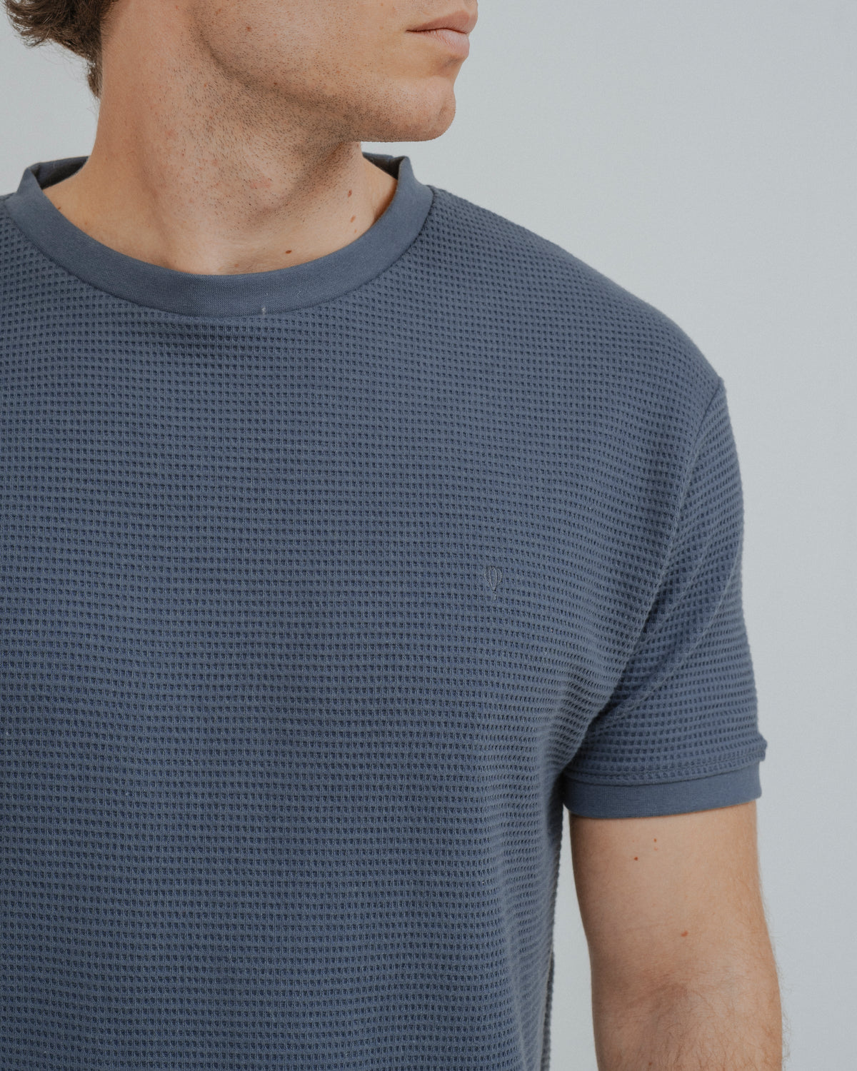 T-SHIRT DE ESTRUTURA PERFURADA AZUL