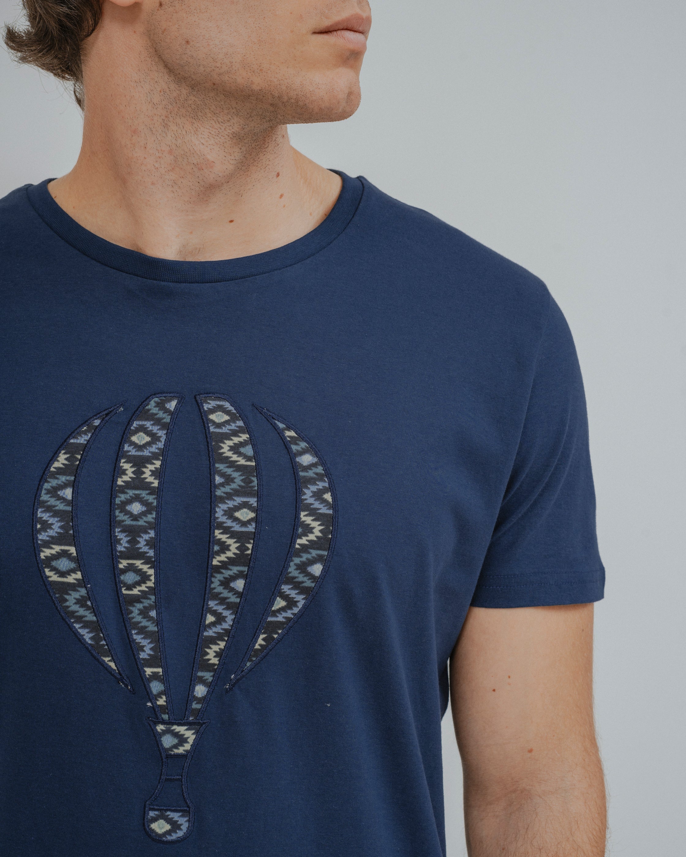 CAMISETA GLOBO ÉTNICO AZUL