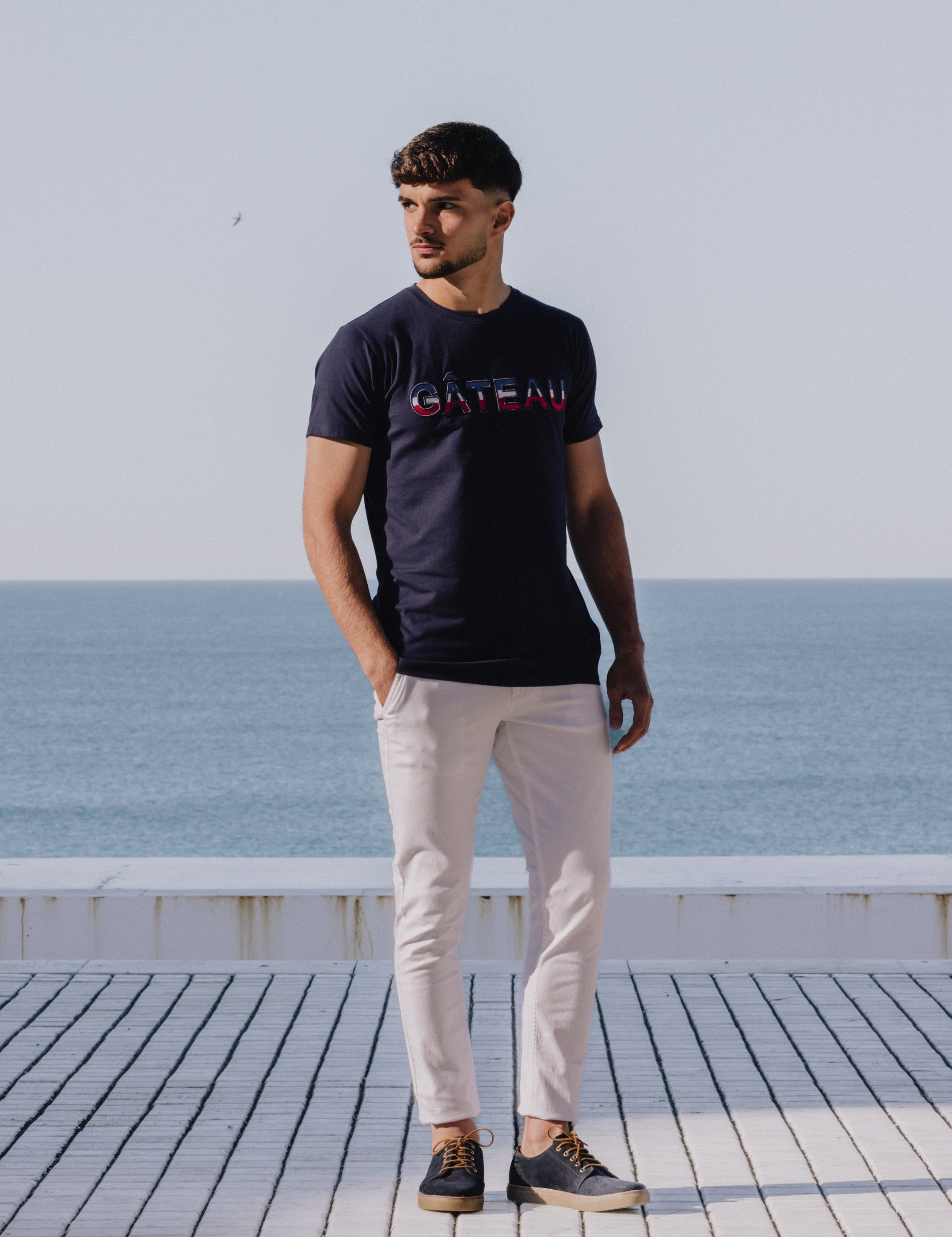 CAMISETA AZUL BORDADO