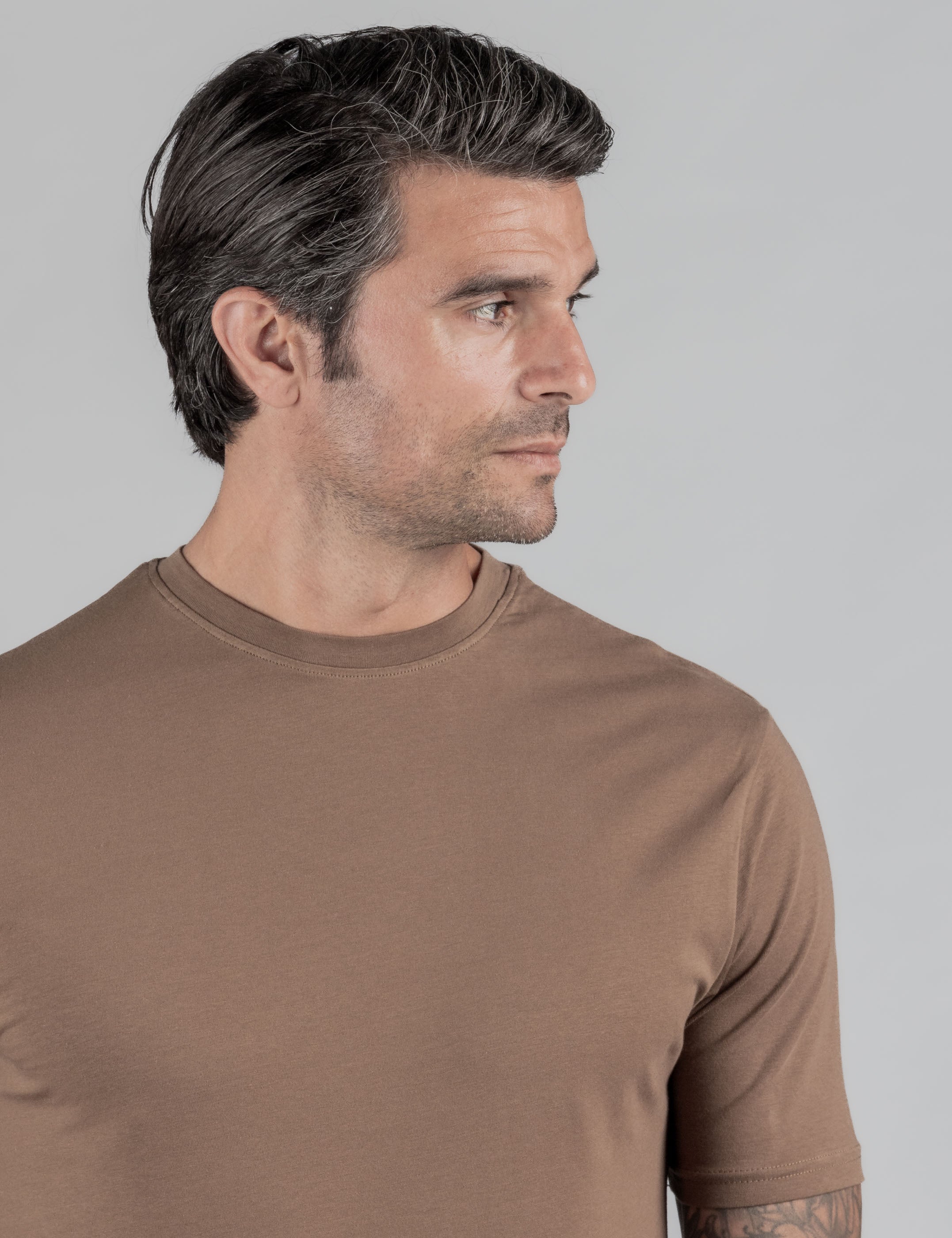 CAMISETA BASICA LICRA MARRÓN