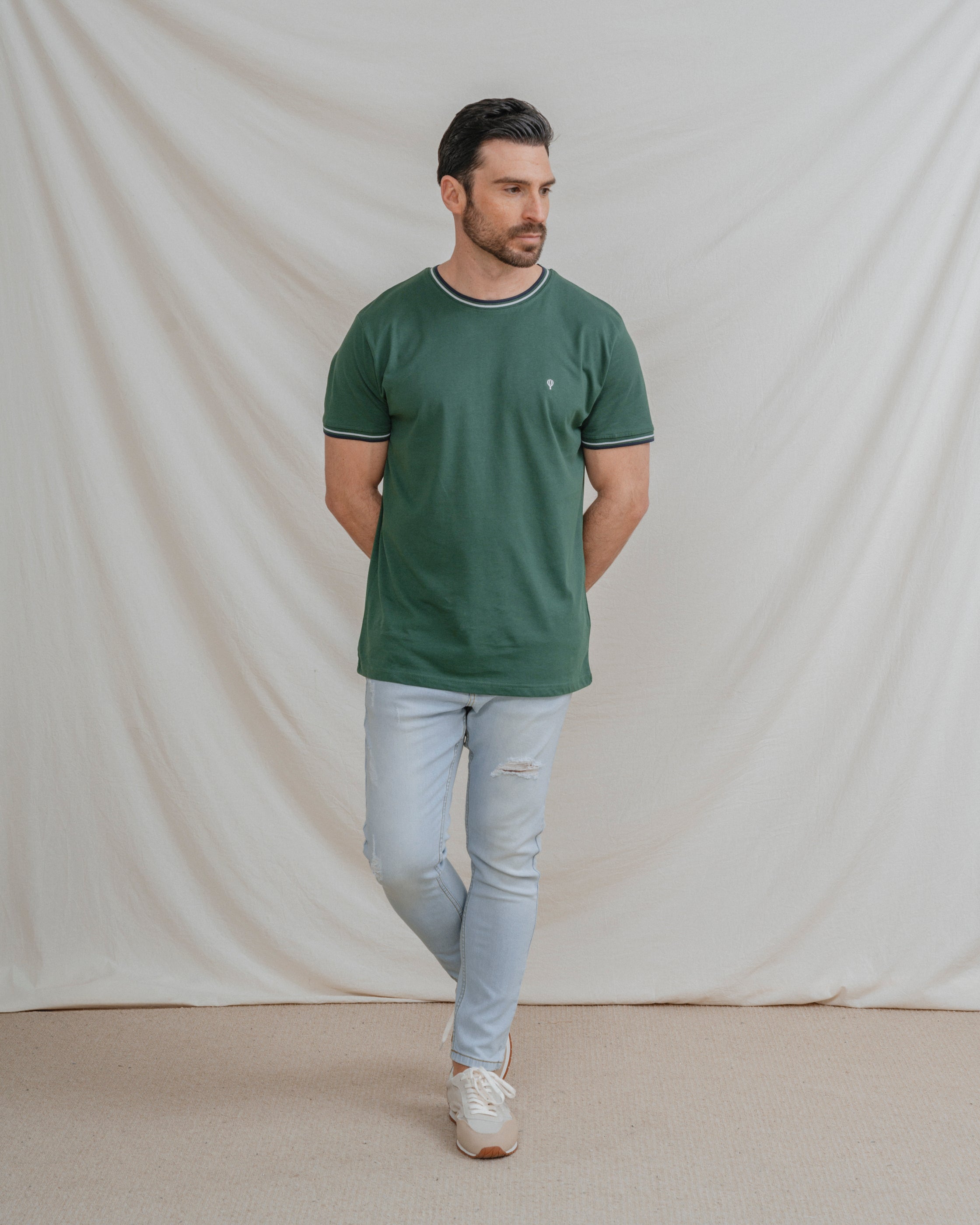CAMISETA VERDE BÁSICA RIBETE
