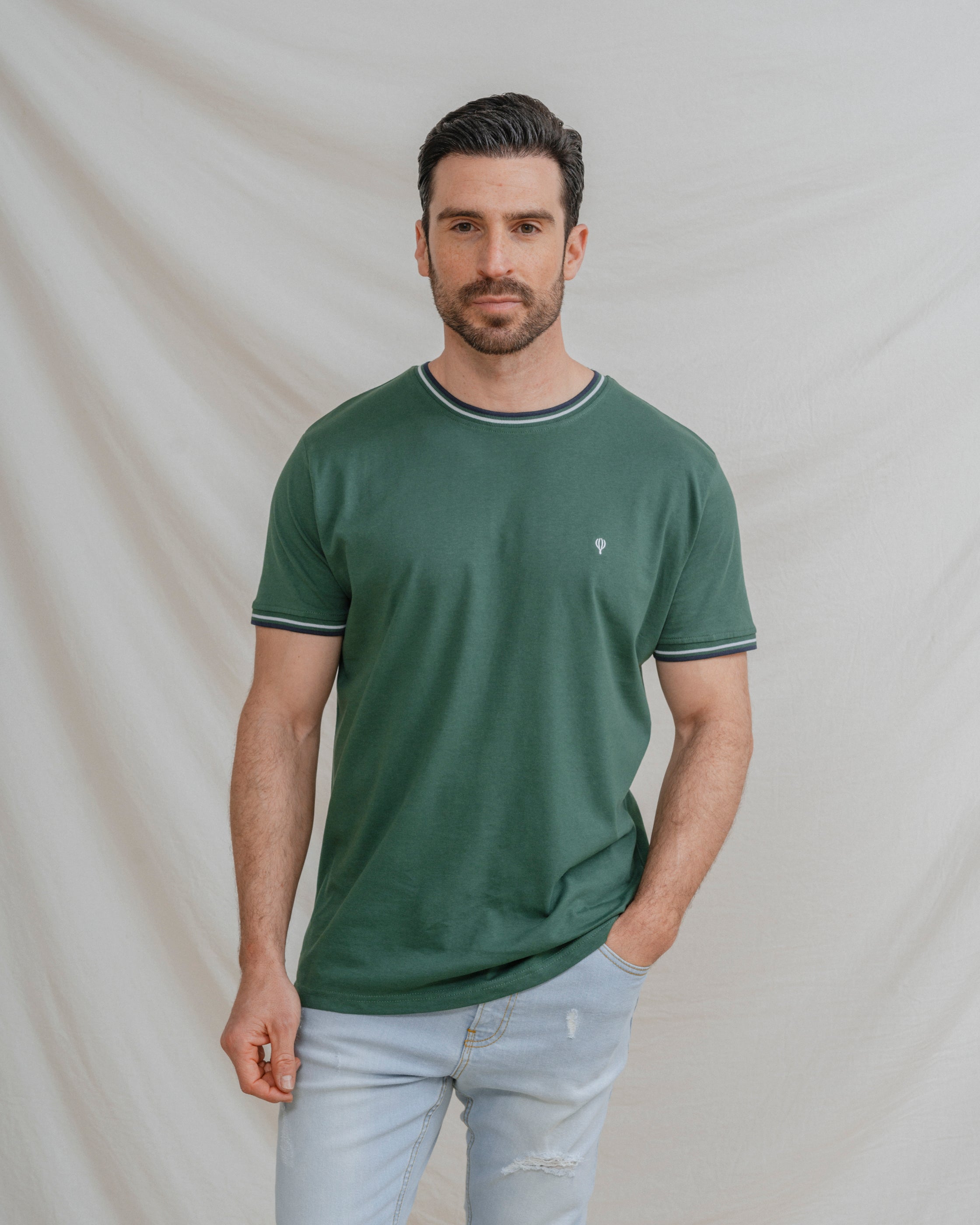 CAMISETA VERDE BÁSICA RIBETE