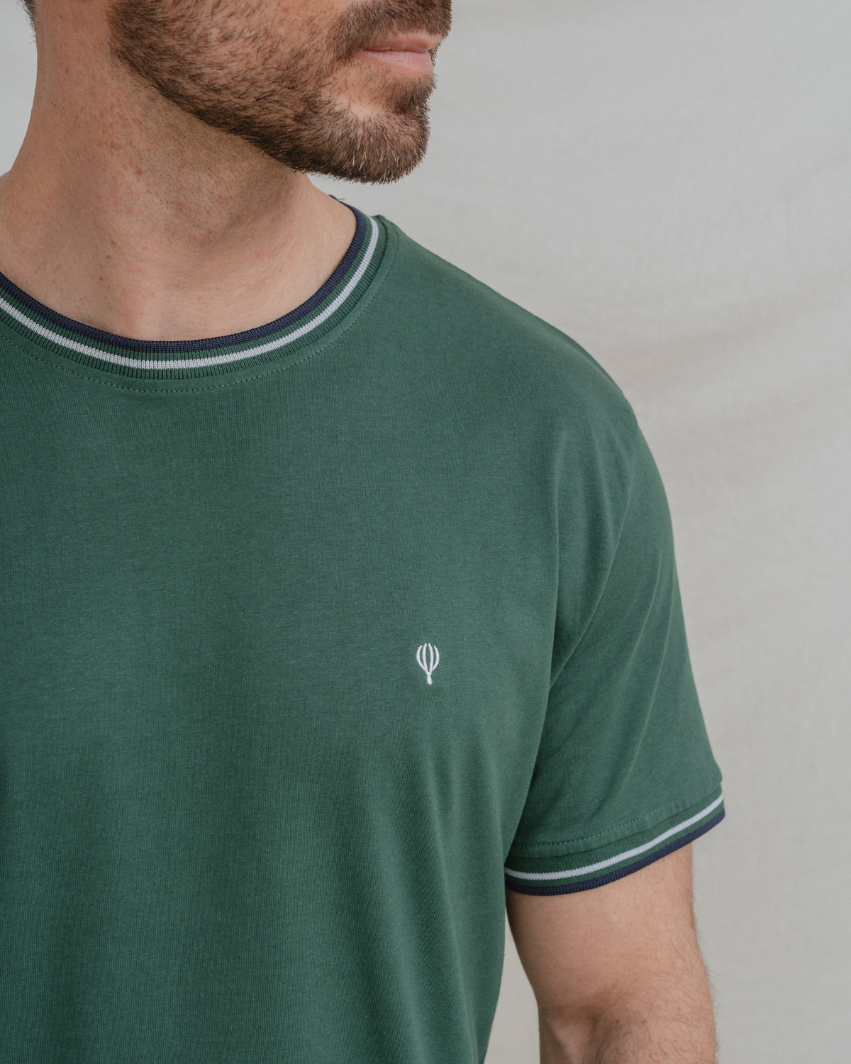 CAMISOLA BÁSICA VERDE COM DEBRUM