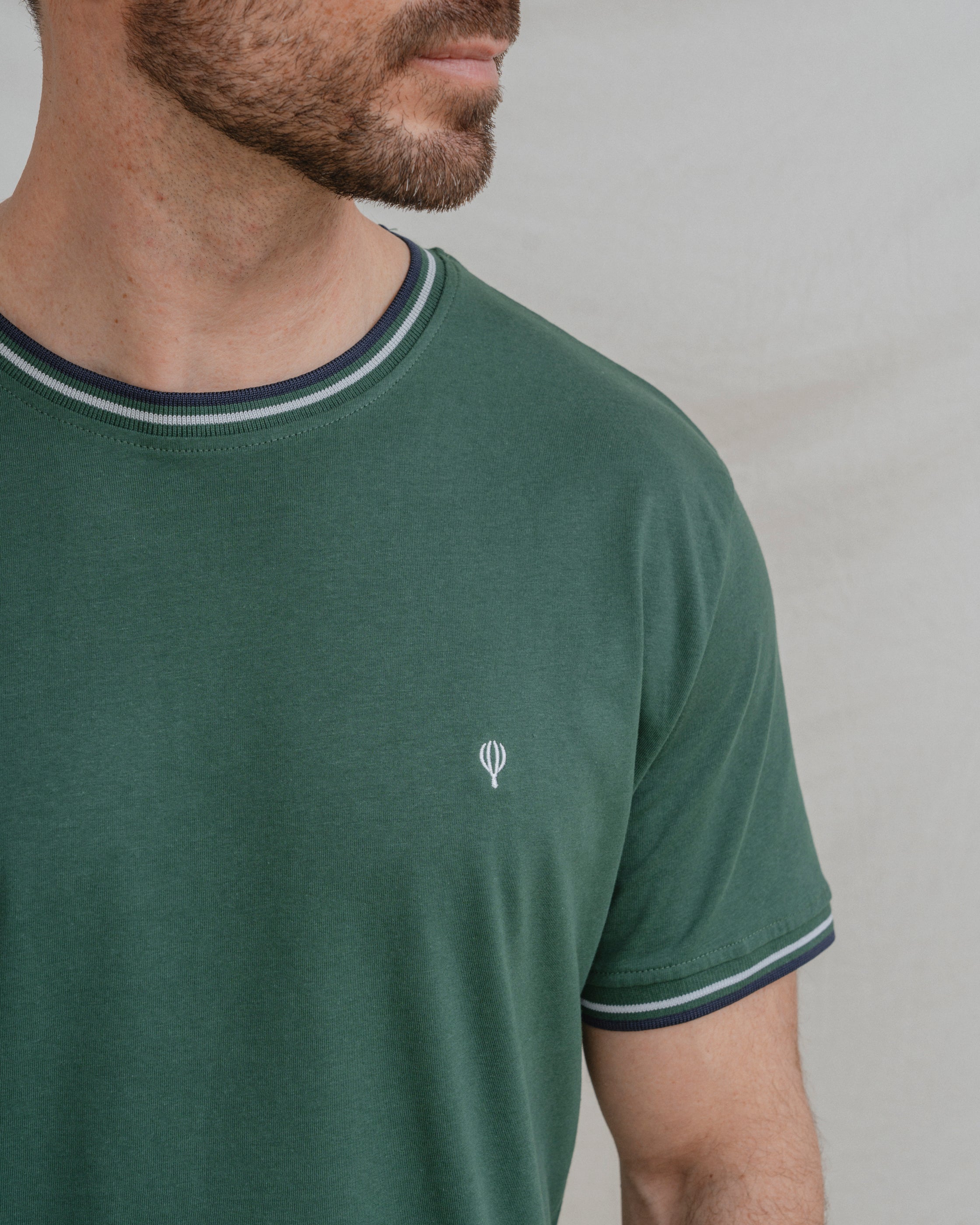 CAMISETA VERDE BÁSICA RIBETE