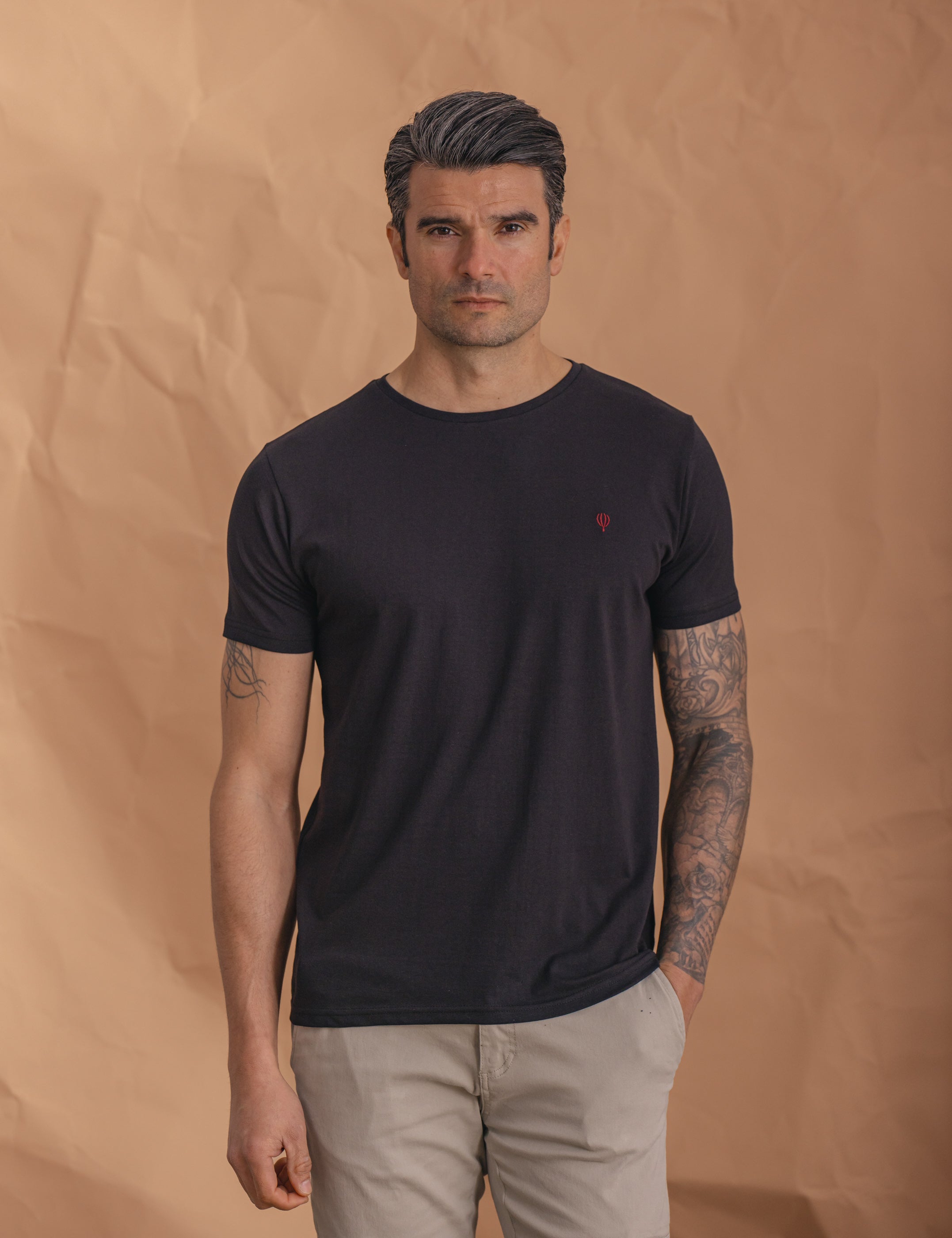 CAMISETA BÁSICA NEGRA