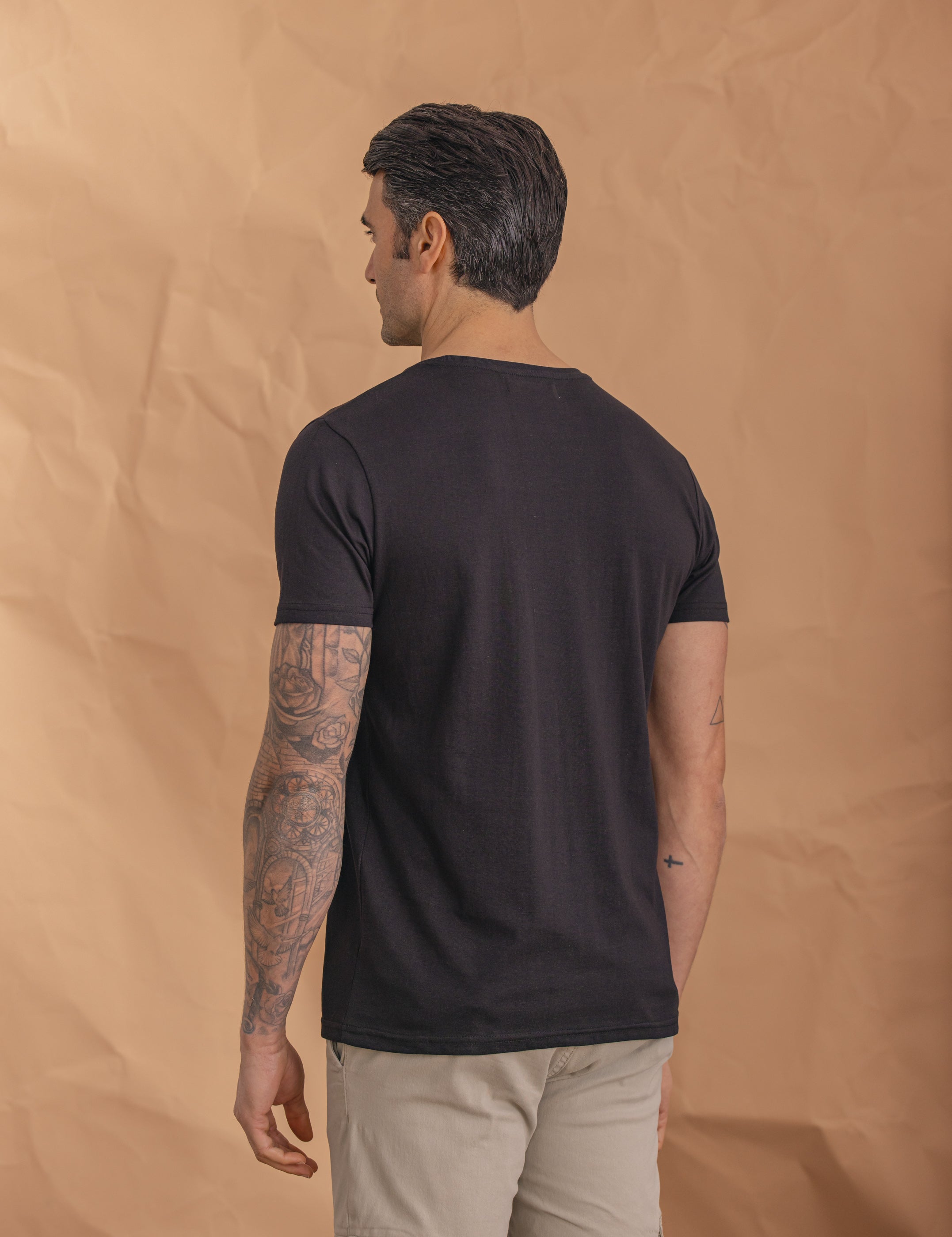 CAMISETA BÁSICA NEGRA