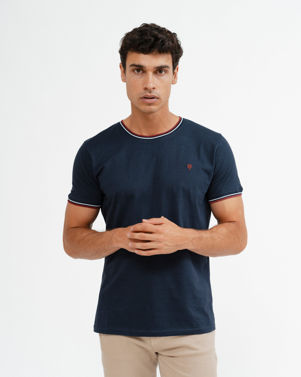 T-SHIRT BÁSICA COM DEBRUM BICOLOR