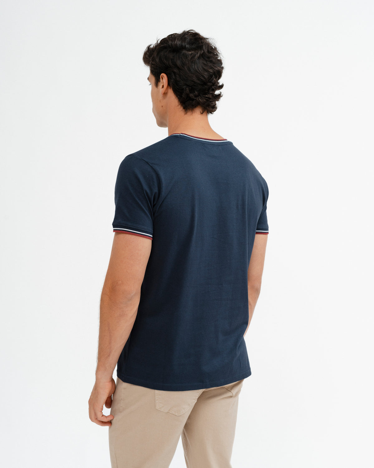 T-SHIRT BÁSICA COM DEBRUM BICOLOR