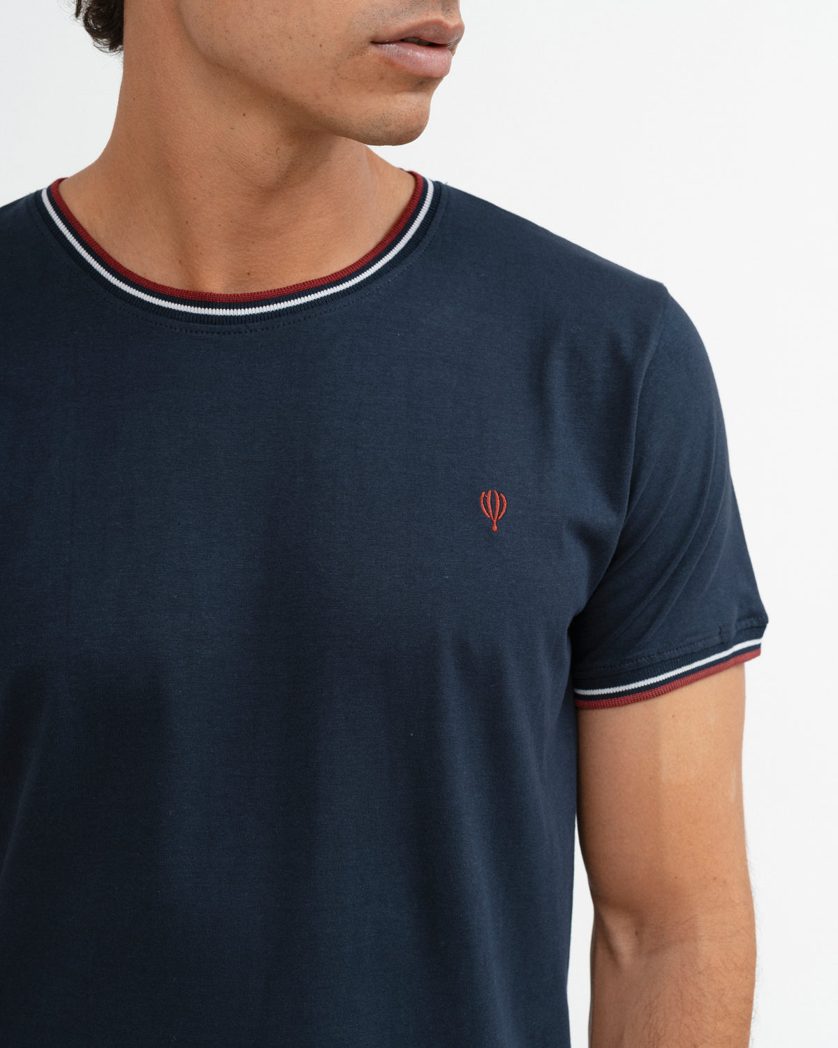 T-SHIRT BÁSICA COM DEBRUM BICOLOR