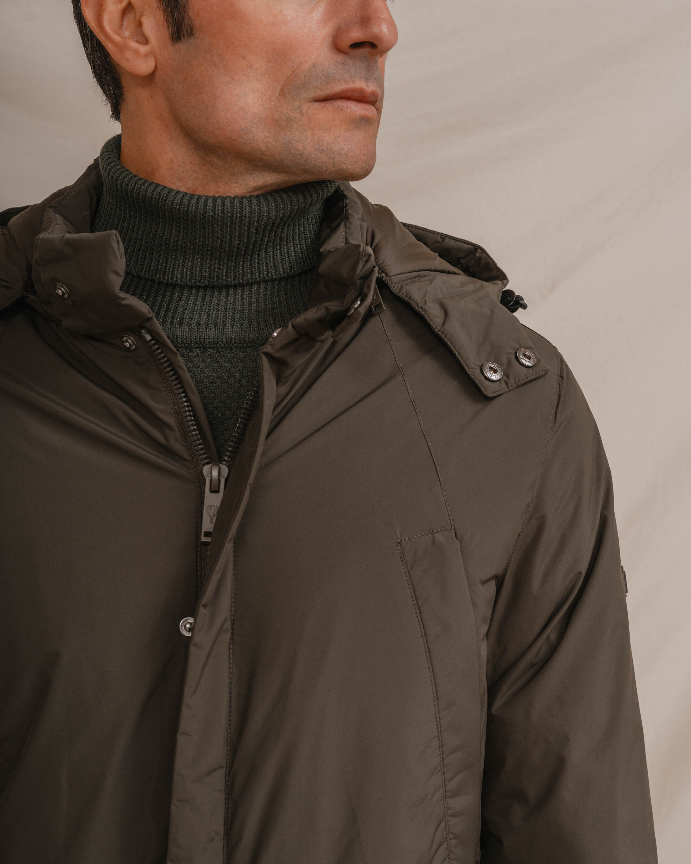 PARKA CON CAPUCHA VERDE