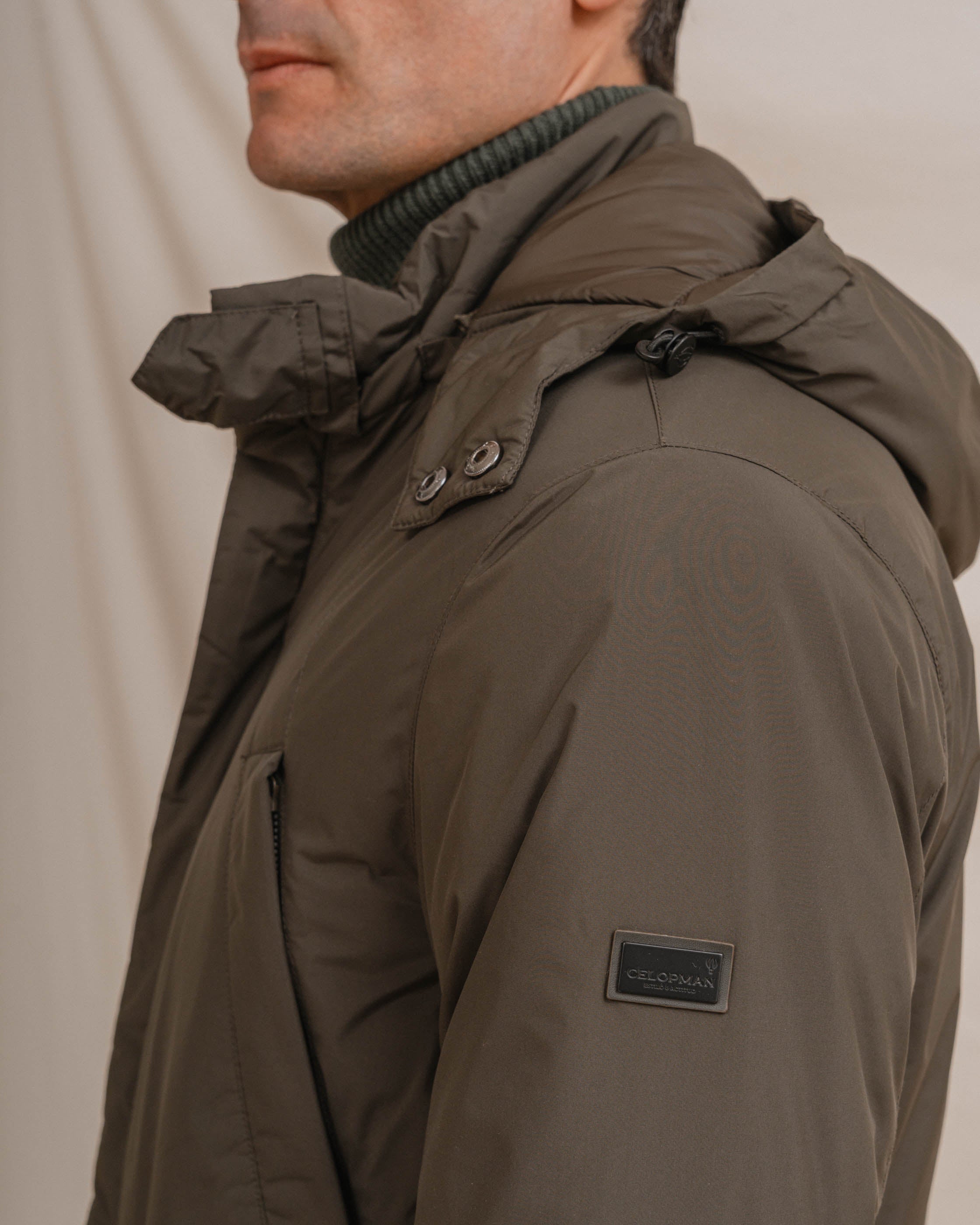 PARKA CON CAPUCHA VERDE